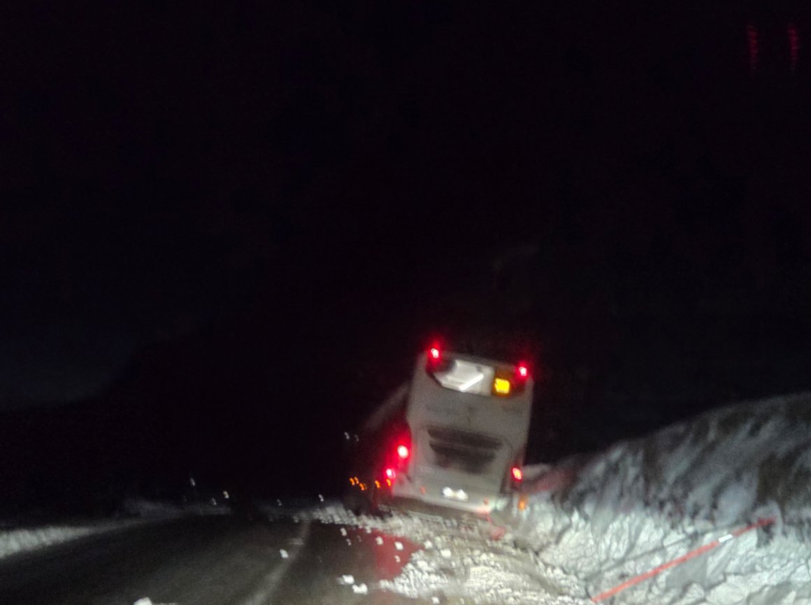 Buss med skoleelever blåst i grøfta