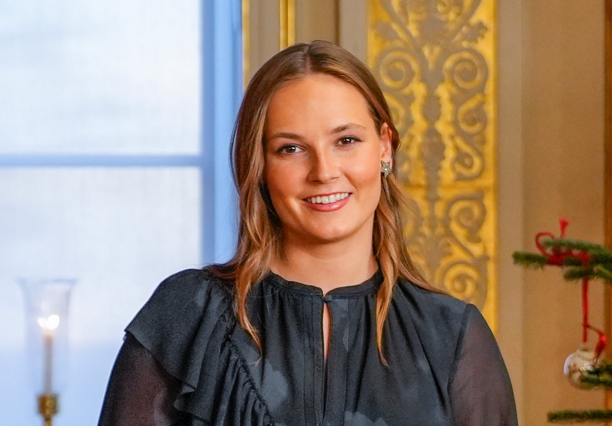 Oslo 20251219. 
Prinsesse Ingrid Alexandra under julefotograferingen i den røde salong på Slottet i Oslo fredag.
Foto: Lise Åserud / NTB