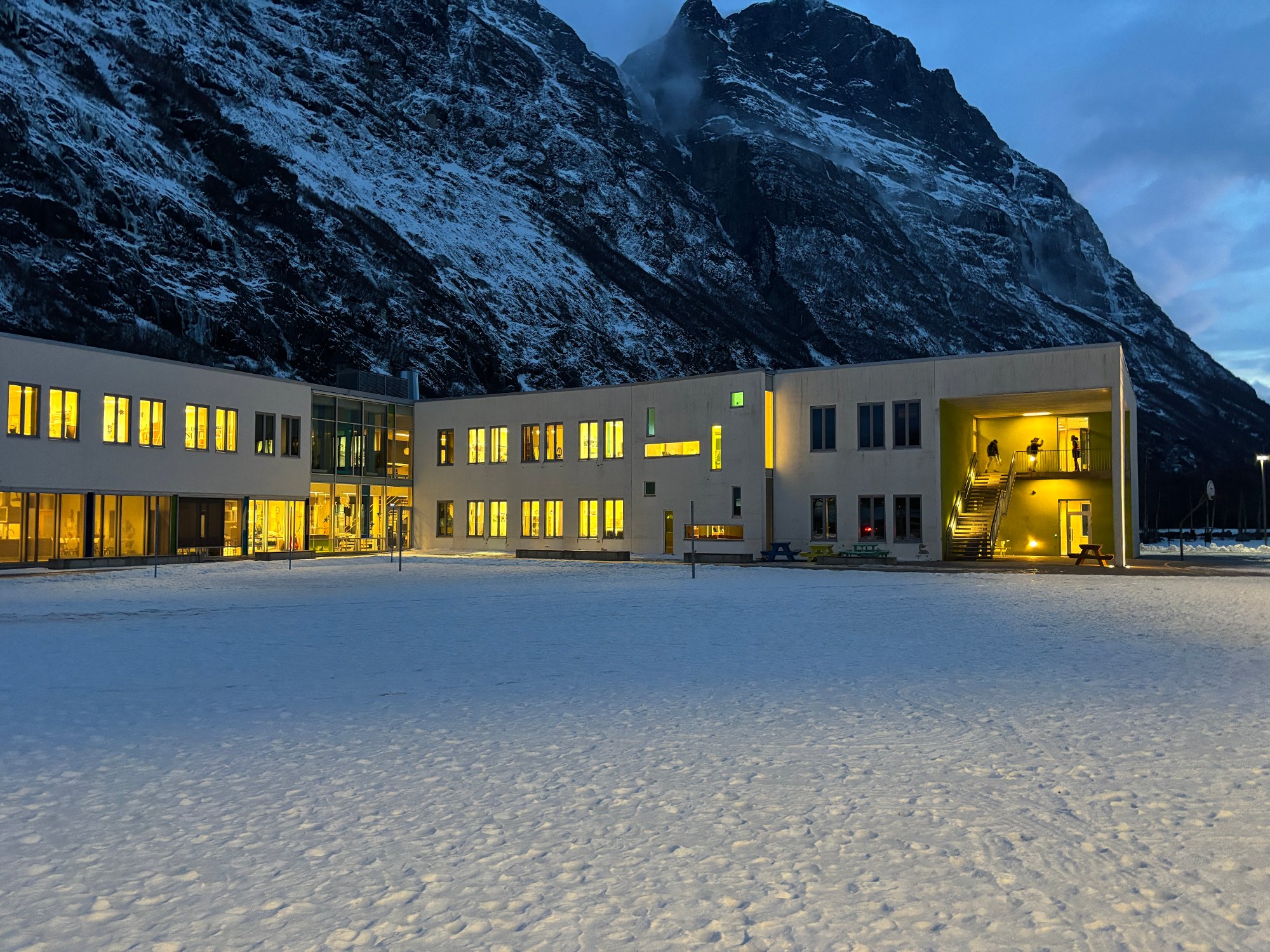 Sunndal ungdomsskole 12. januar 2025.  Kraftig vind i Sunndal, og av den grunner skolebussene innstilt.  Skolen holder åpent. 