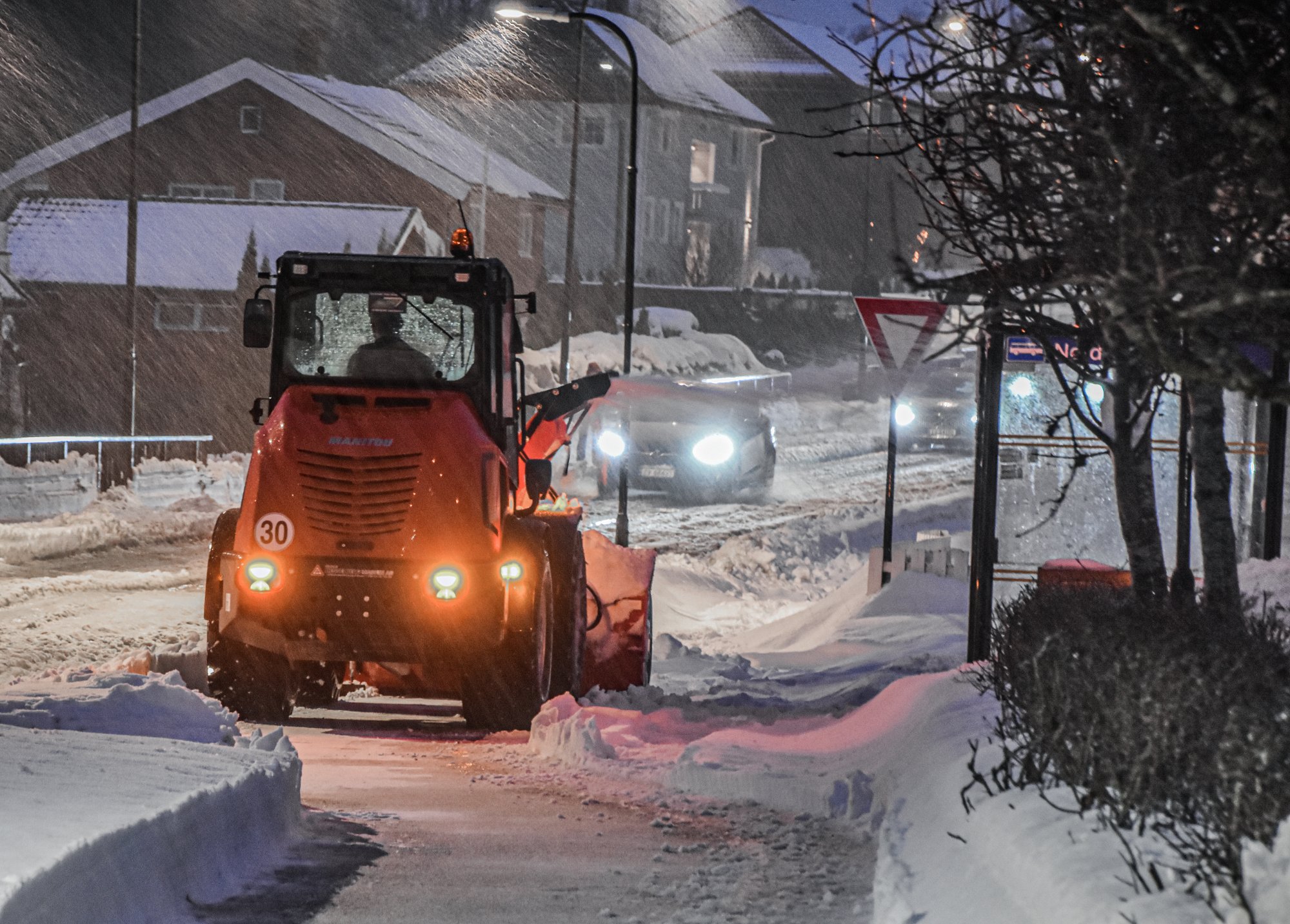 Snøkaos Snø Vinter Eikveien Eik snøbrøyting vanskelige kjøreforhold