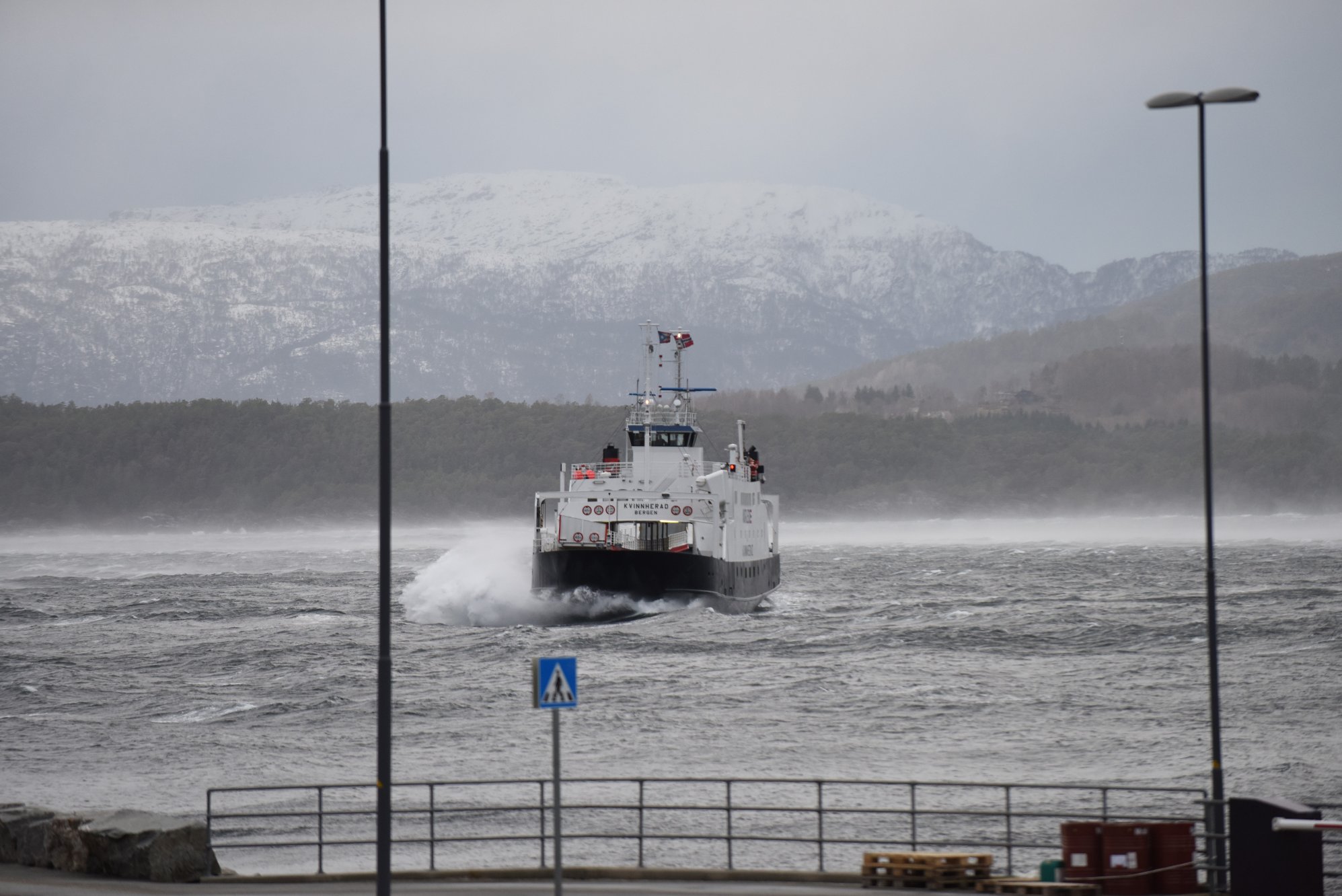 Vinden gir utfordringar på fjorden: Innstilte ferjer og hurtigbåtar