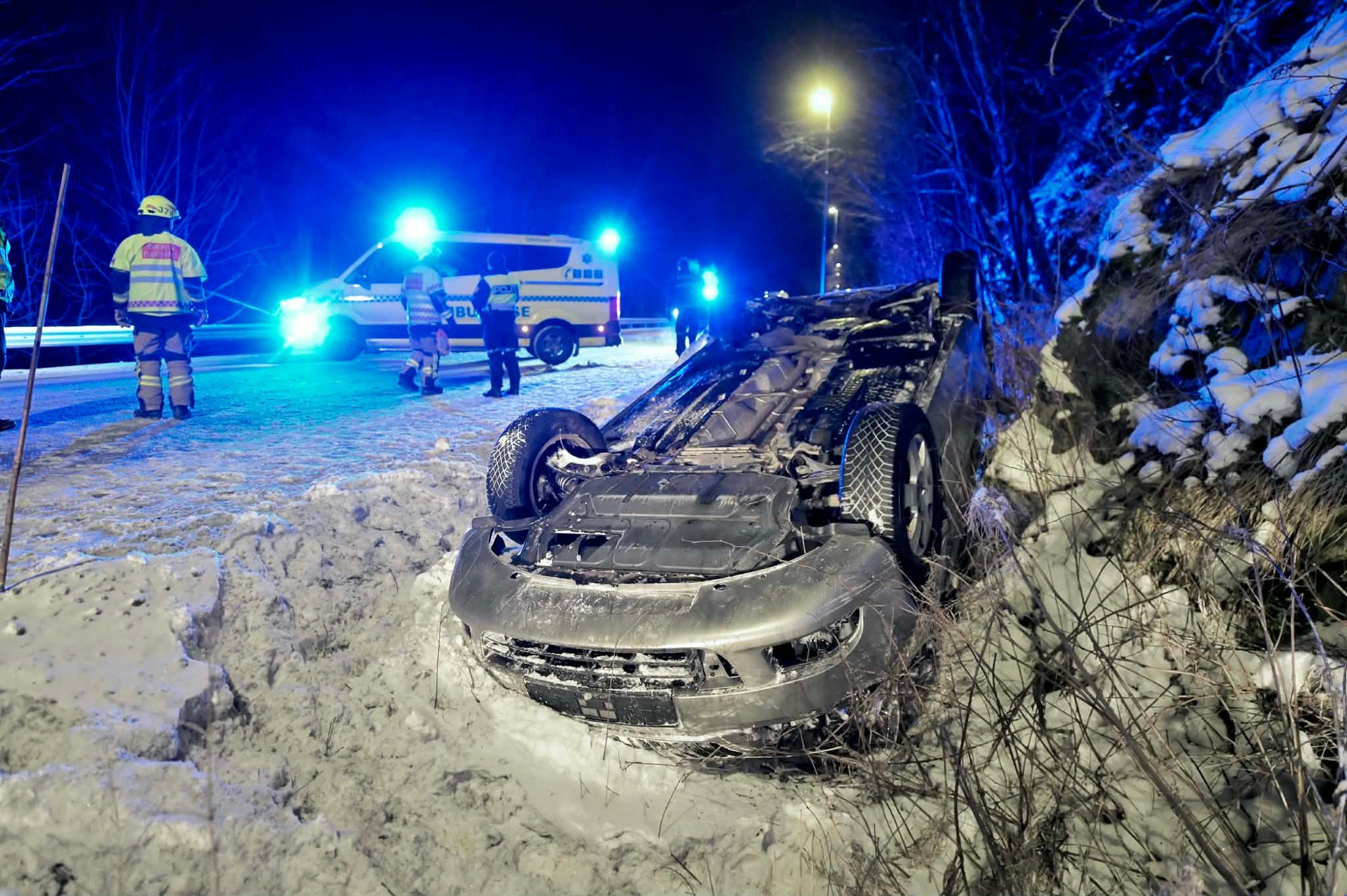 Krabbet ut av vraket: – Svært glatt