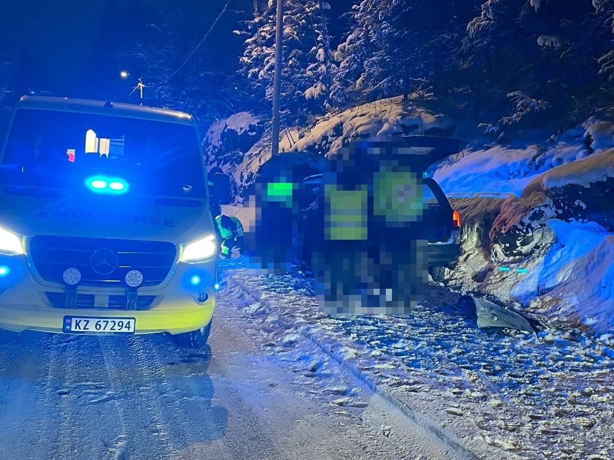 Bil og buss i ulykke