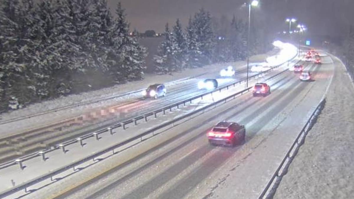 Glatte og snødekte veier: – Kjør sakte