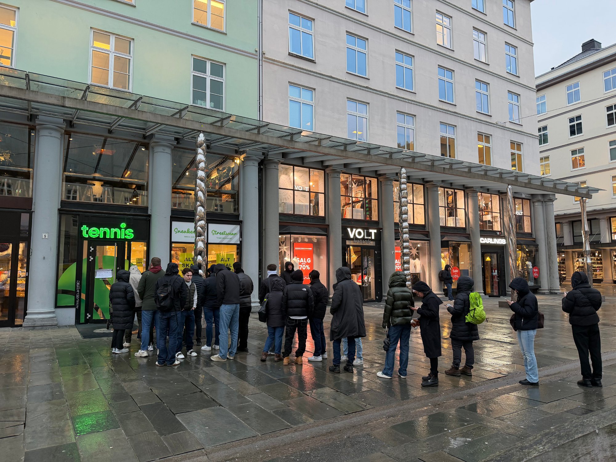 Lang kø på konkurssalg: – Dritkjipt at de legger ned