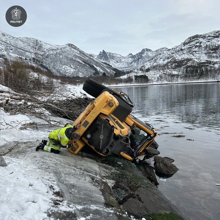 Hjullaster har veltet: - Ligger i vannkanten 