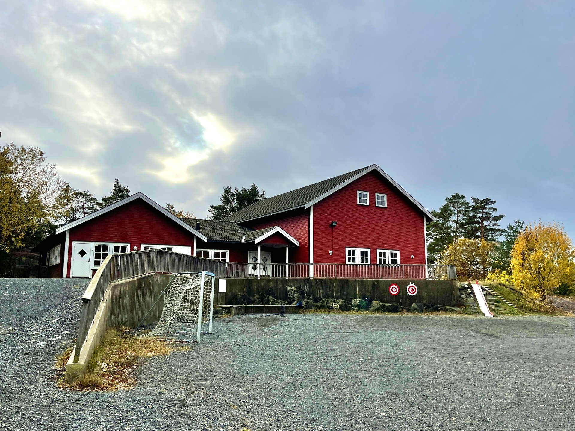 Mener stiftelsen bør få kjøpe flerbrukshuset: Vil utvikle et bo- og tjenestetilbud på Skåtøy