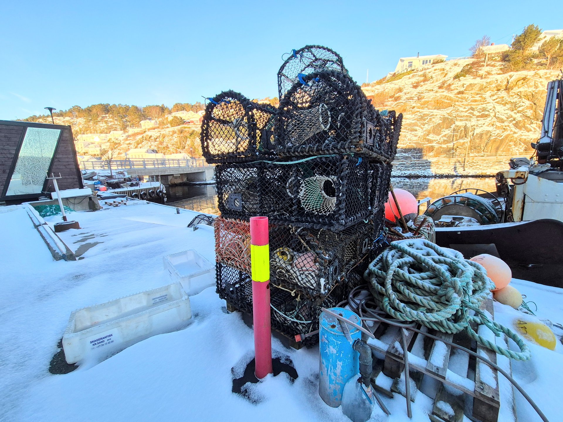 Frekt tyveri i Risør: Rundt 100 teiner stjålet fra Holmen