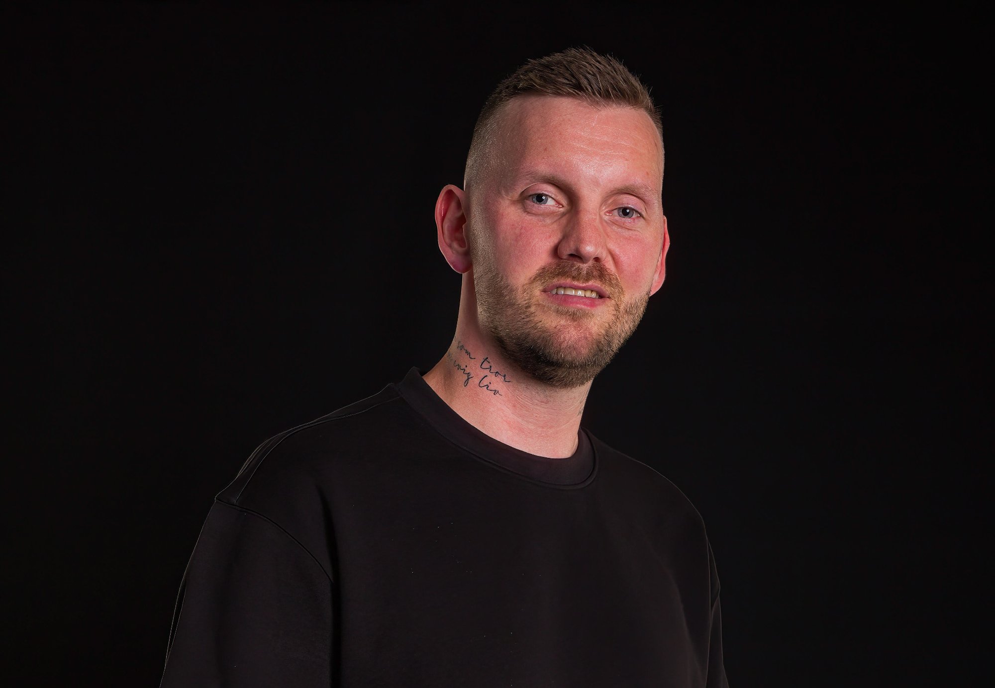 Aleksander selger sko til vill sum: – Folk vil bytte i alt fra biler til gullnummer