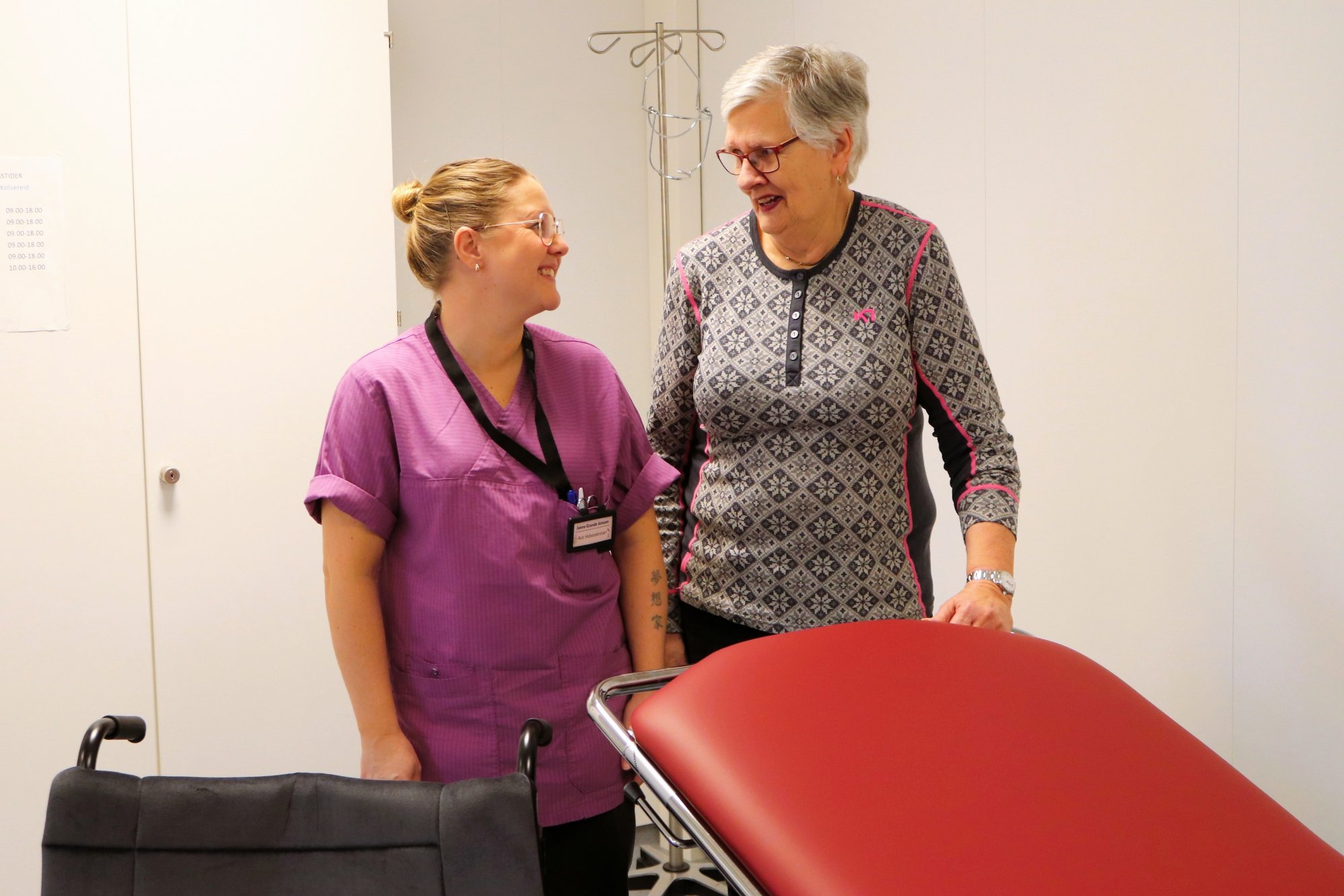 Legekontoret fikk forsinka julegave fra pensjonistforeninga: – Er kjempeglade for gaven