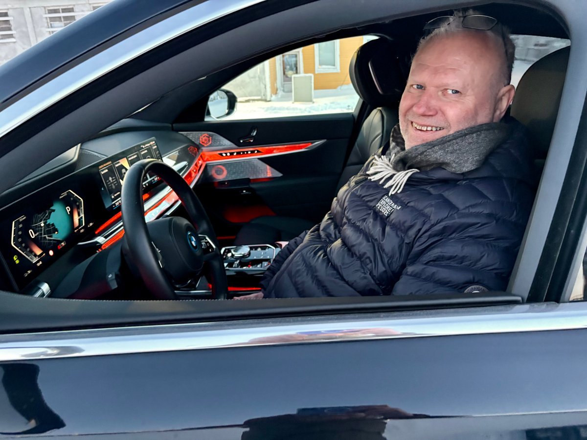 Har ventet i et halvt år på luksusbilen: – Deilig å endelig kunne kjøre den