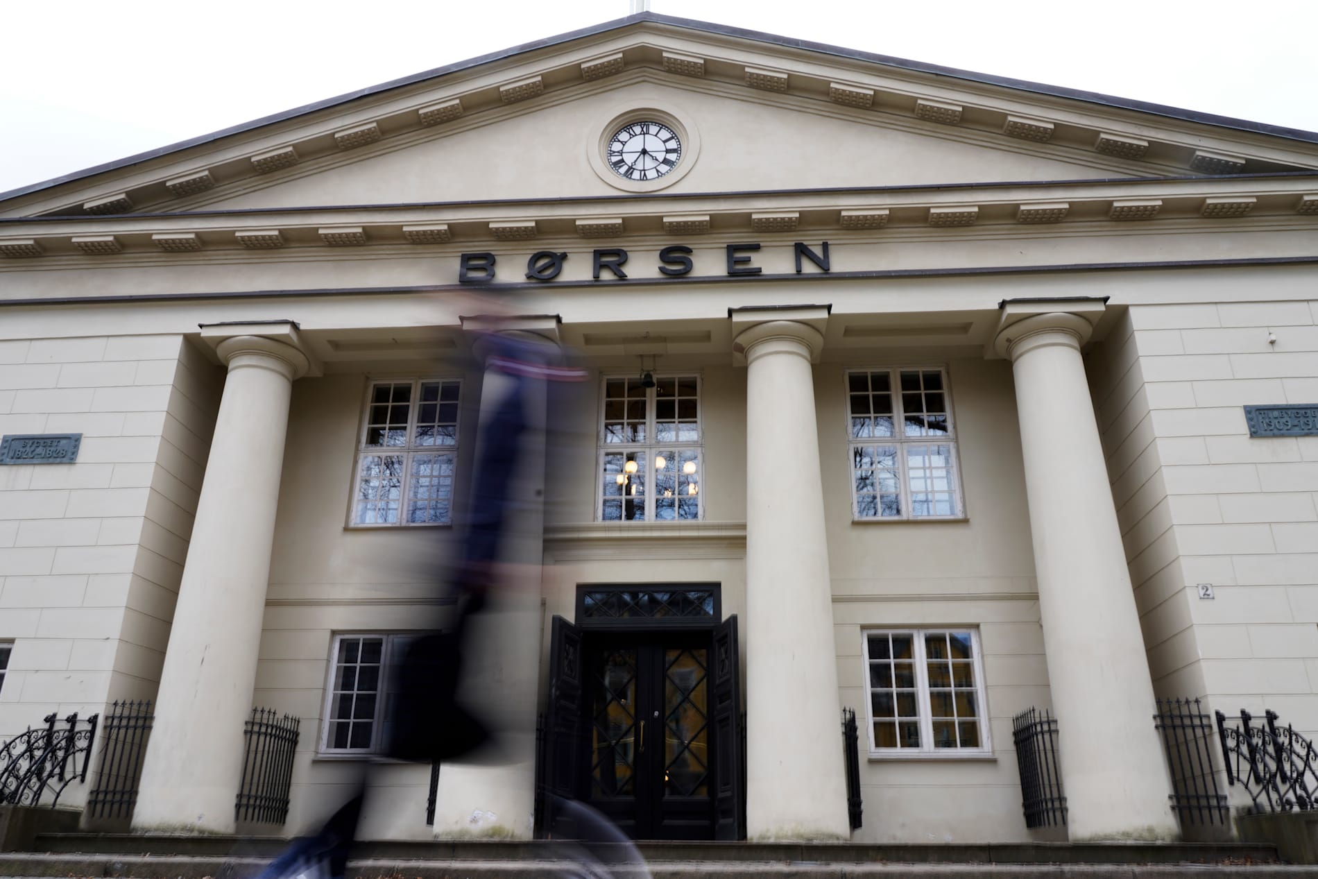 Oljeaksje faller kraftig etter milliardsalg 