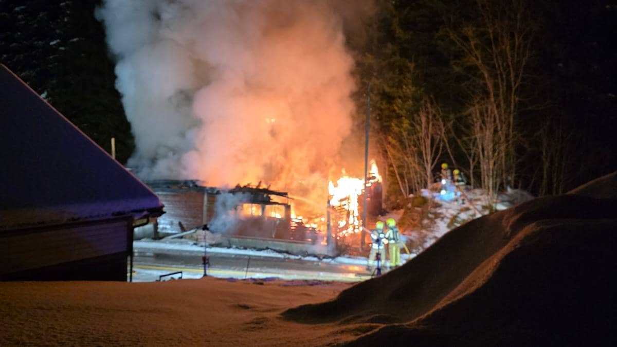 Sagbruk i Ullensvang totalskadd i brann – fleire personar evakuerte