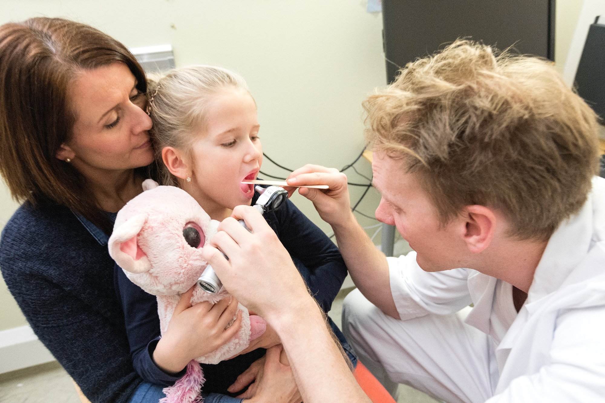 Trondheim  20171101.
Barn med mor som blir sjekket av fastlege. Her ser legen i halsen på barnet. Modellklarert.
Foto: Gorm Kallestad / NTB