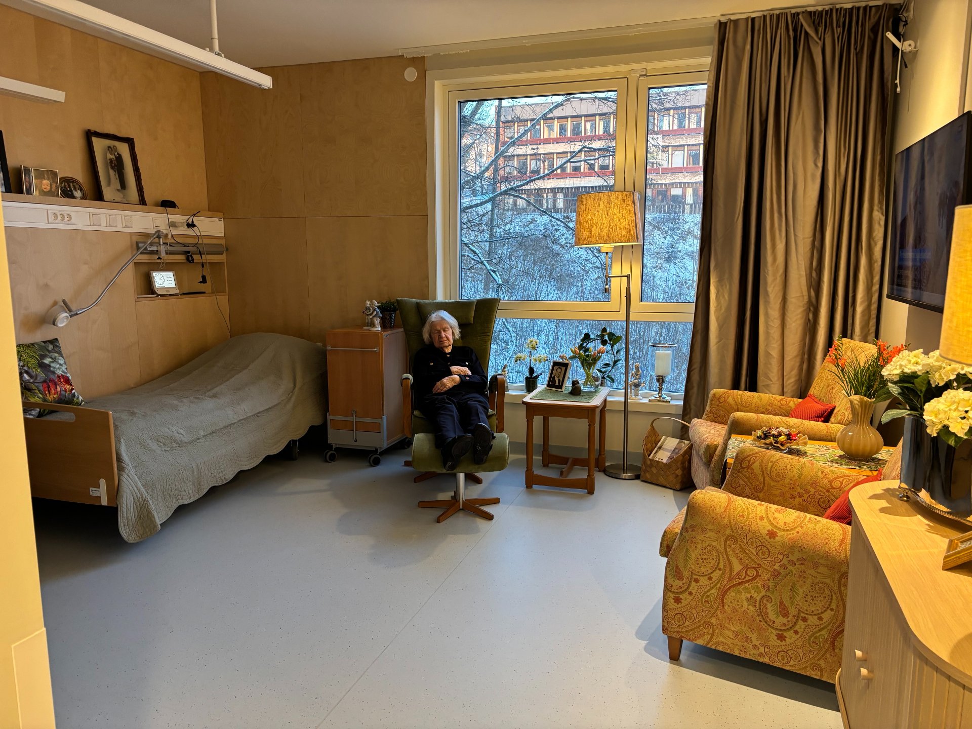 102-åring måtte vente på sykehjemsplass – så fikk datteren en uventet telefon