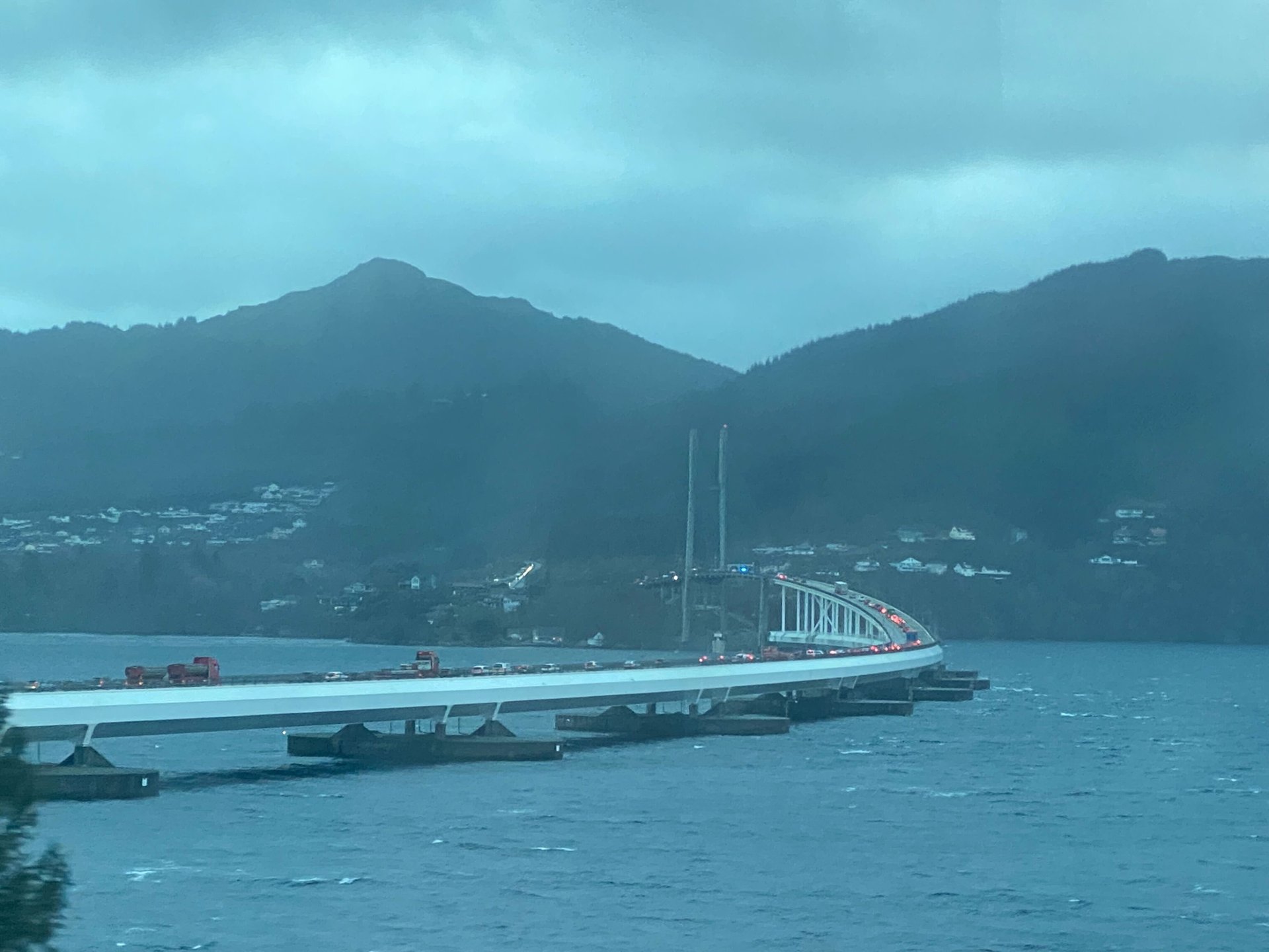 Skaphengar har velta på Nordhordlandsbrua