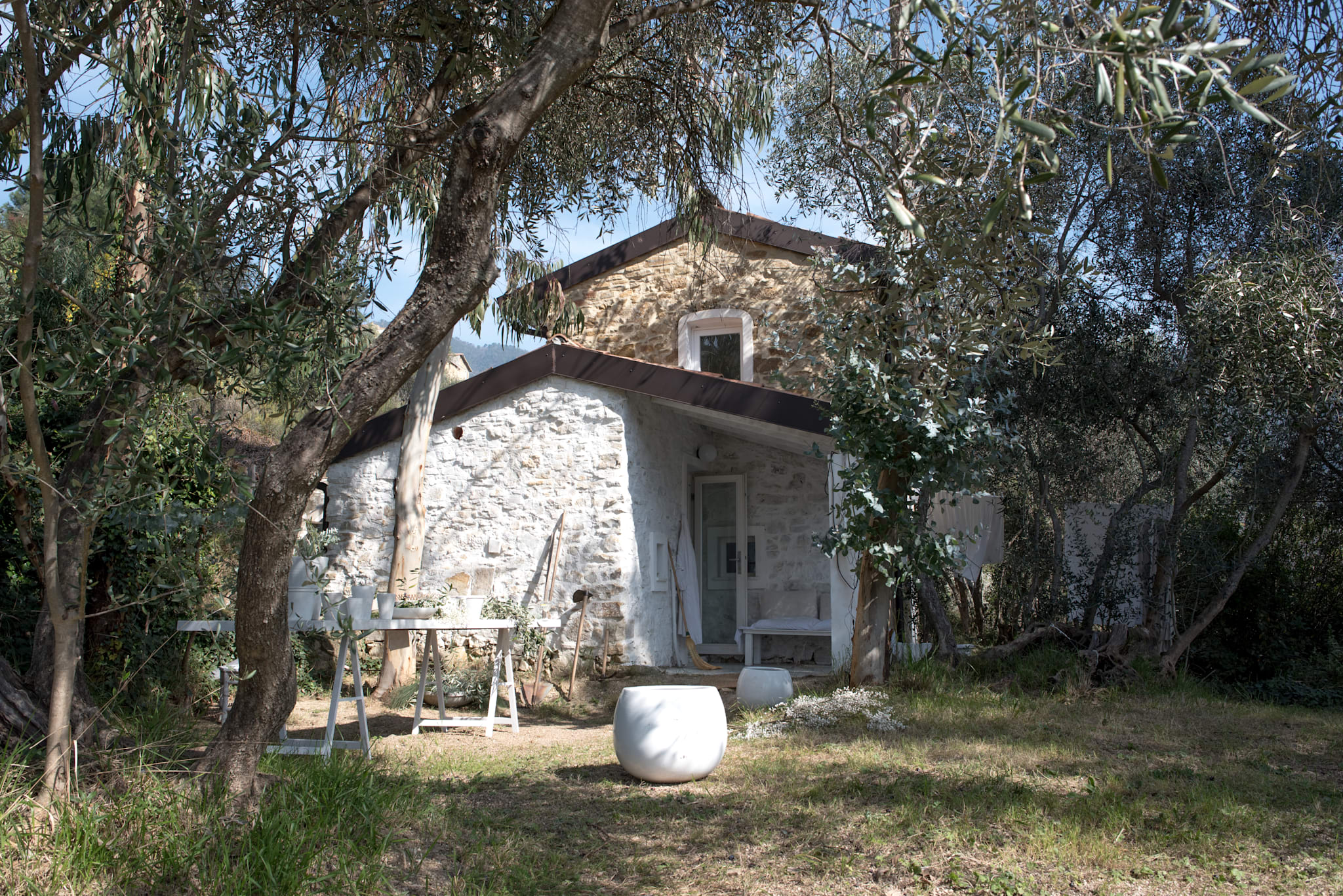 Én time fra Nice fant de en liten ruin som de forvandlet til en hytte
