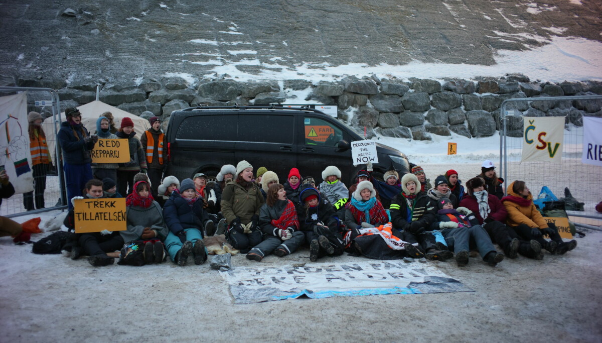 70 aksjonister har lenket seg fast